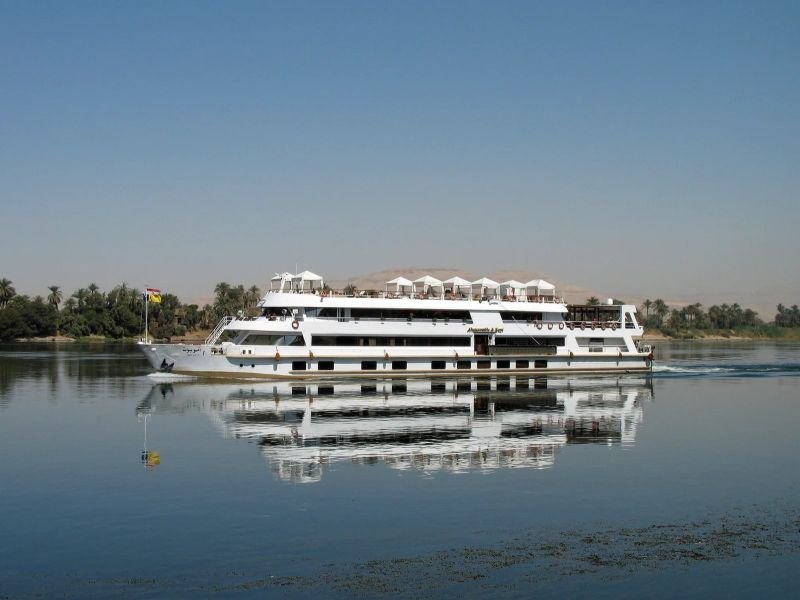 Crucero por el Nilo de Asuán a Luxor con solárium panorámico