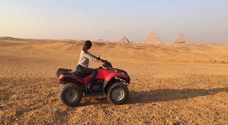 Paseo en quad por el desierto junto a las pirámides de Guiza