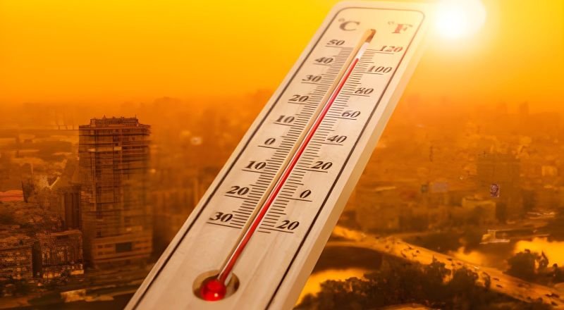Termómetro marcando calor sobre la ciudad de El Cairo