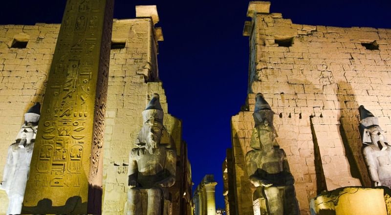 Templo de Luxor iluminado al anochecer
