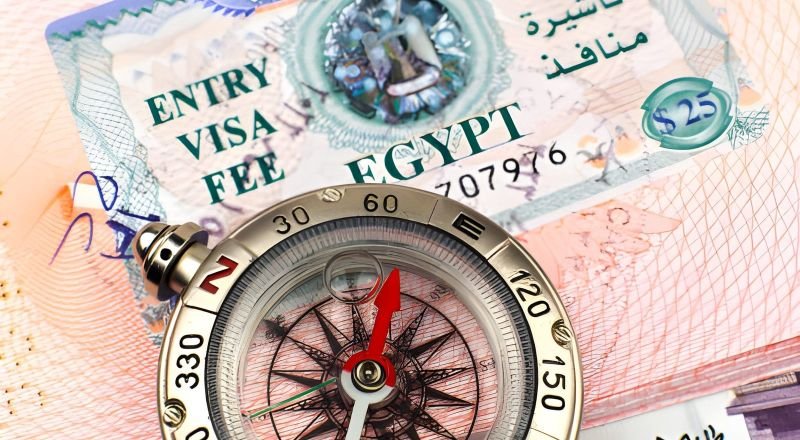 Visado de entrada a Egipto con una brújula y sellos de viaje