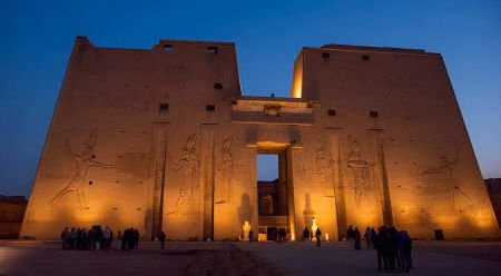 Templo de Edfu iluminado al anochecer
