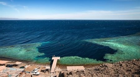 El Blue Hole de Dahab visto desde la costa