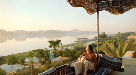 Viajera descansando en una terraza con vistas al Nilo