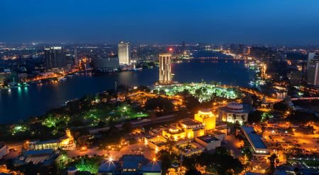 Vista nocturna de El Cairo junto al Nilo