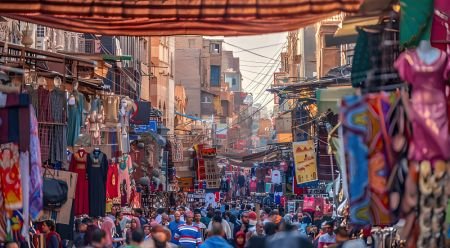 Mercado concurrido de El Cairo, con puestos de especias y telas