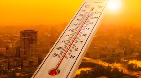Termómetro marcando calor sobre la ciudad de El Cairo