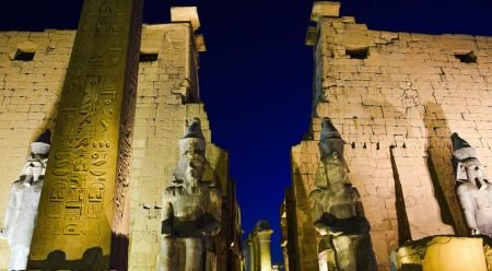 Templo de Luxor iluminado al anochecer