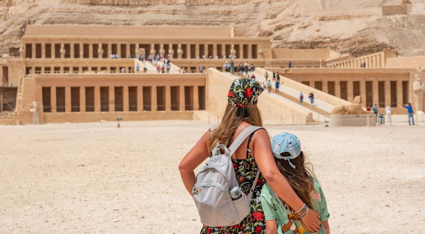 El templo de Hatshepsut, en Deir el Bahari, al pie del acantilado
