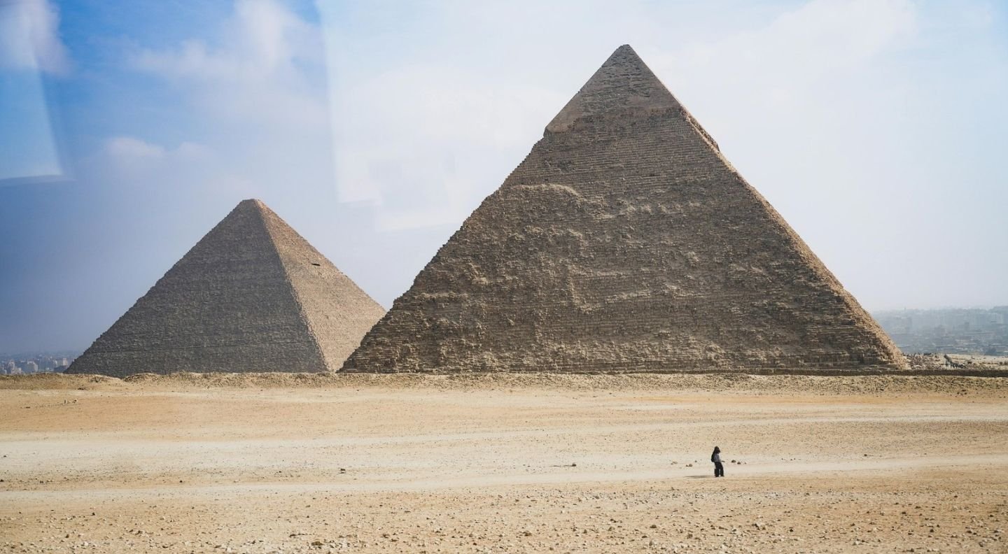 Las pirámides de Guiza en el desierto, cerca de El Cairo