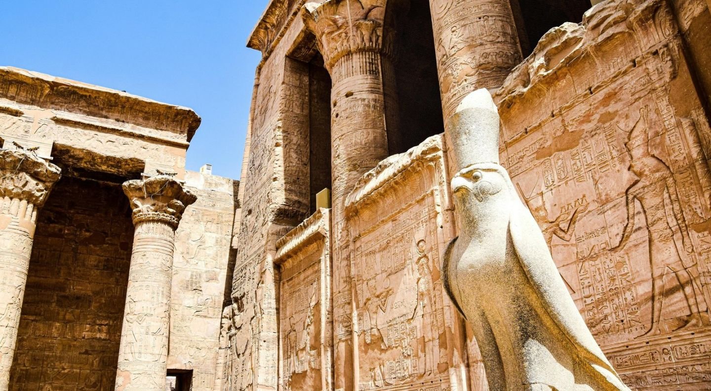 El pilono del templo de Edfu y una estatua de Horus con forma de halcón