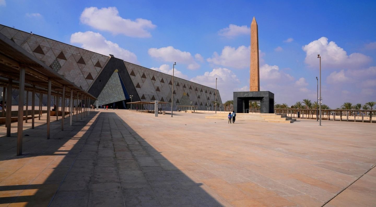 La fachada del Gran Museo Egipcio, junto a las pirámides de Guiza