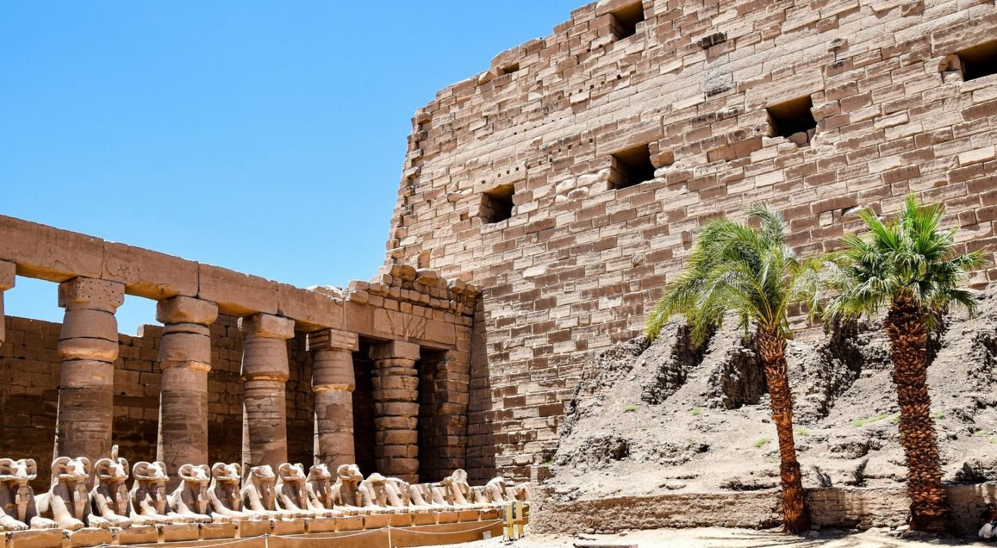 La avenida de esfinges con cabeza de carnero en la entrada del templo de Karnak