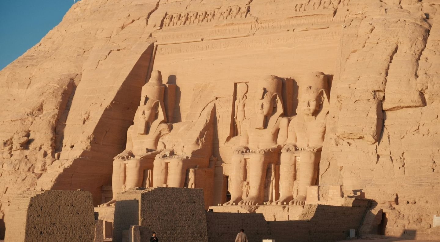 La fachada del templo grande de Abu Simbel, con los colosos de Ramsés II
