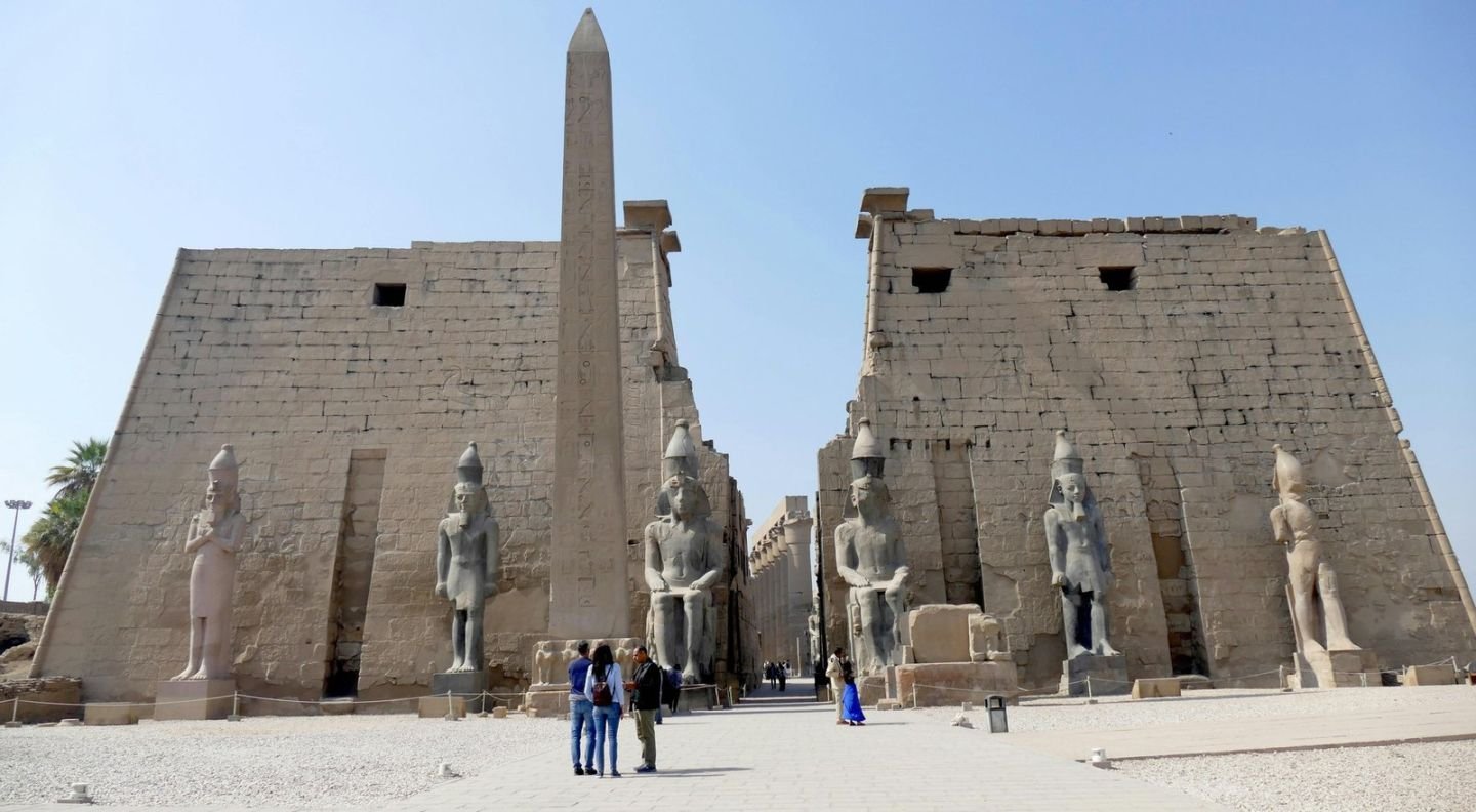 El primer pilono y el obelisco del templo de Luxor