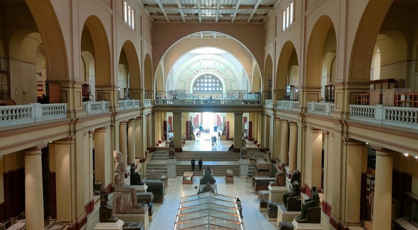 El gran vestíbulo del Museo Egipcio de El Cairo, con sarcófagos y esculturas